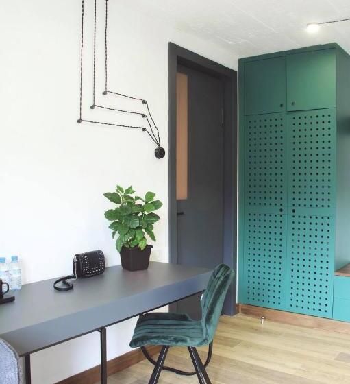 اتاق لوکس, Hover Boutique
