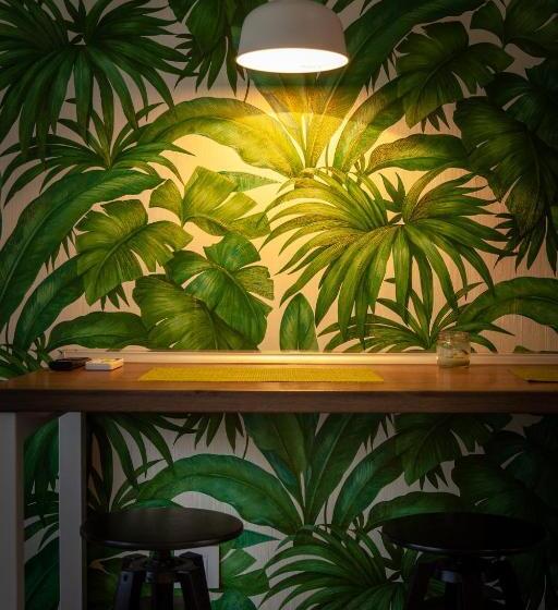 اتاق لوکس, Mom`s House