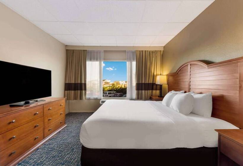 Standard Room King Bed Adapted for people with reduced mobility, Comfort Inn South Oceanfront