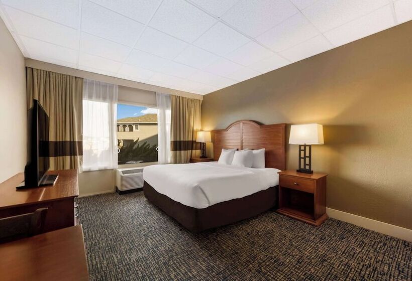 Standard Room King Bed Adapted for people with reduced mobility, Comfort Inn South Oceanfront