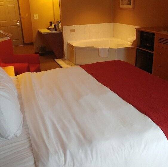 Suite with Hot Tub, Country Inn & Suites By Radisson, Waterloo, Ia