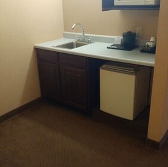 Suite Adapted for people with reduced mobility, Country Inn & Suites By Radisson, Waterloo, Ia