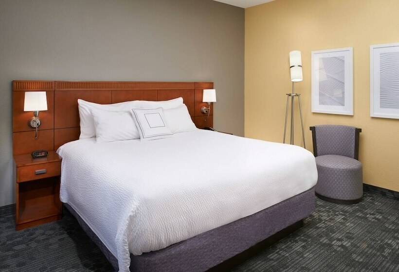 سوئیت با بالکن, Courtyard St. Louis Westport Plaza