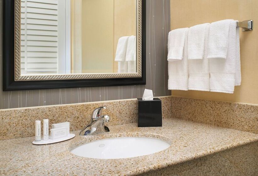 سوئیت با بالکن, Courtyard St. Louis Westport Plaza