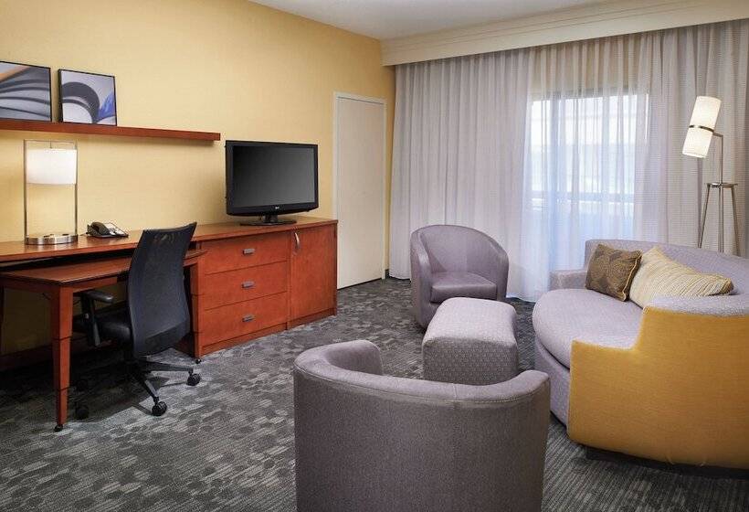 سوئیت با بالکن, Courtyard St. Louis Westport Plaza