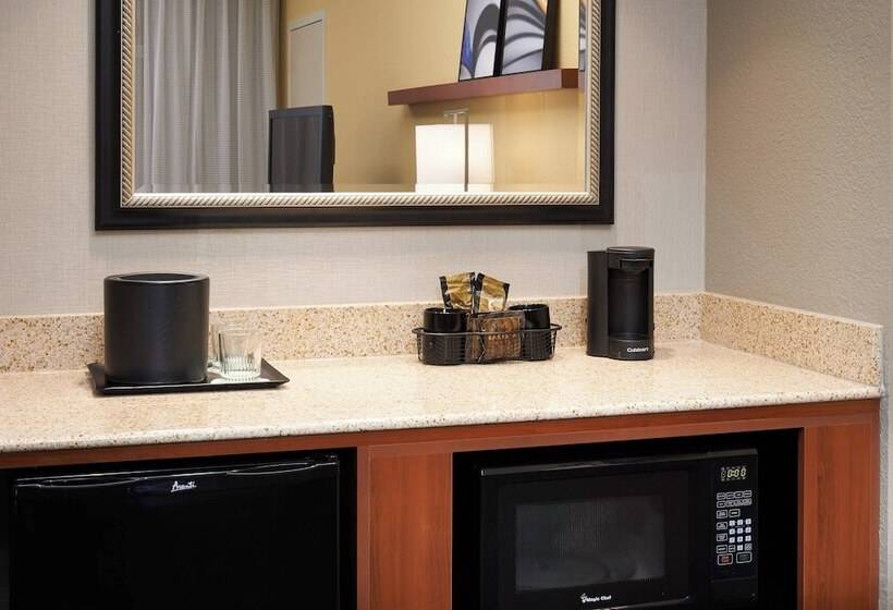 سوئیت با بالکن, Courtyard St. Louis Westport Plaza