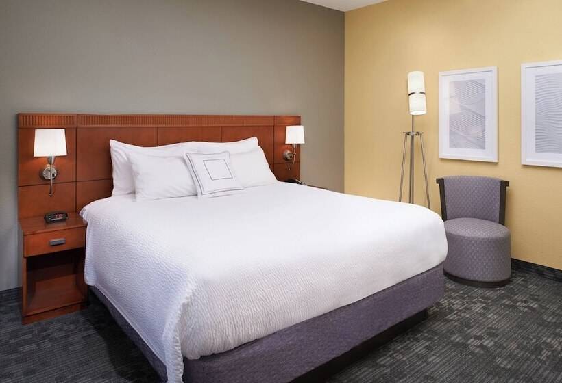 سوئیت با بالکن, Courtyard St. Louis Westport Plaza