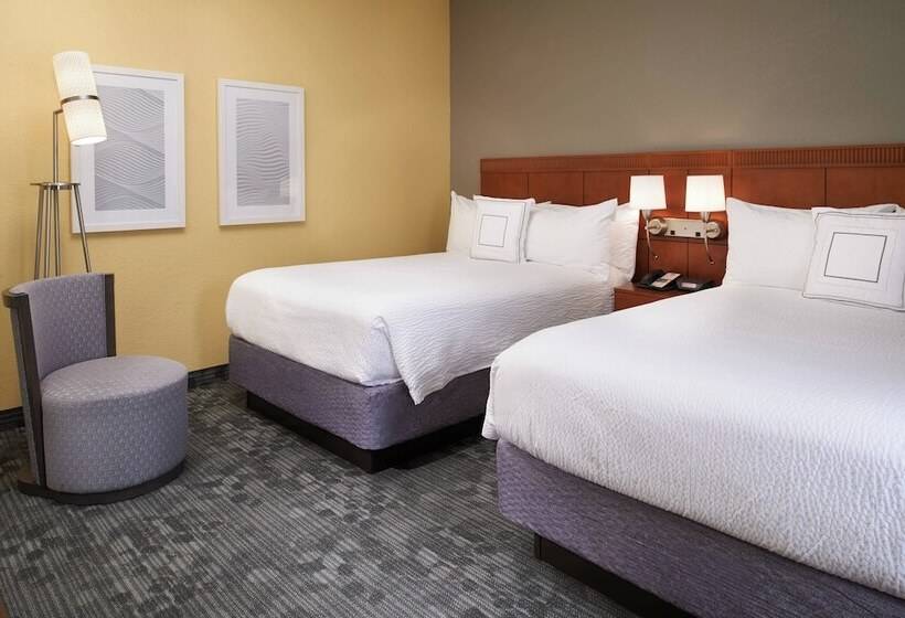 سوئیت با بالکن, Courtyard St. Louis Westport Plaza