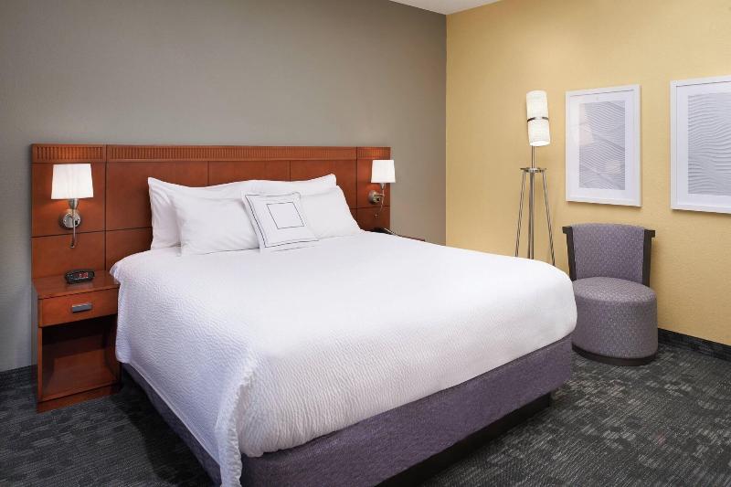اتاق استاندارد با تخت بزرگ, Courtyard St. Louis Westport Plaza