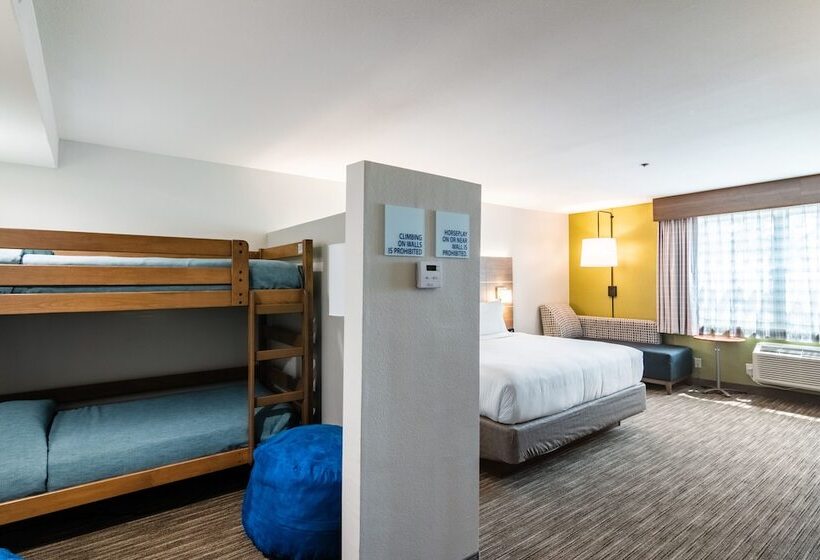 سوییت, Holiday Inn Express & Suites Camarillo, An Ihg