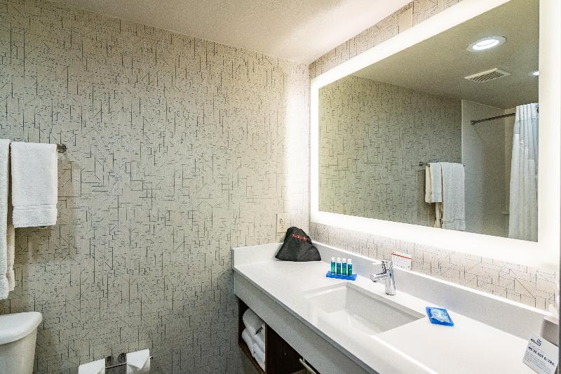سوییت اجرایی, Holiday Inn Express & Suites Camarillo, An Ihg