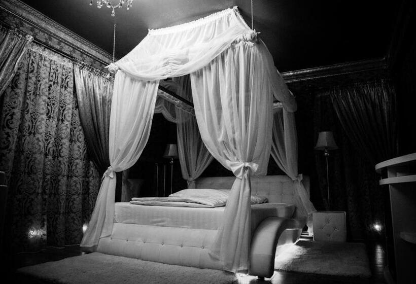 اتاق لوکس با وان آب گرم, Boutique Mikaela