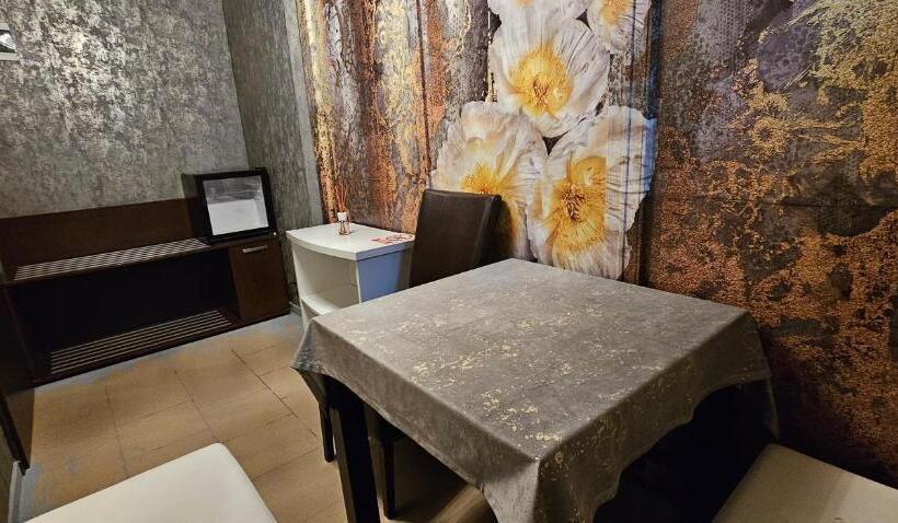 اتاق لوکس, Boutique Mikaela