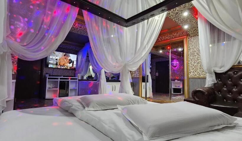 اتاق لوکس, Boutique Mikaela