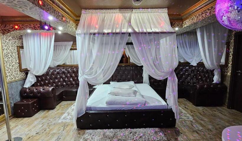 اتاق لوکس, Boutique Mikaela