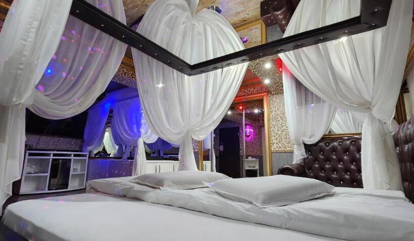 اتاق لوکس, Boutique Mikaela