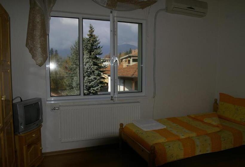 اتاق استاندارد چهارنفره با بالکن, Karadzhovy Guest House