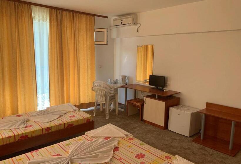 اتاق استاندارد سه تخته با بالکن, Lilia Guest House