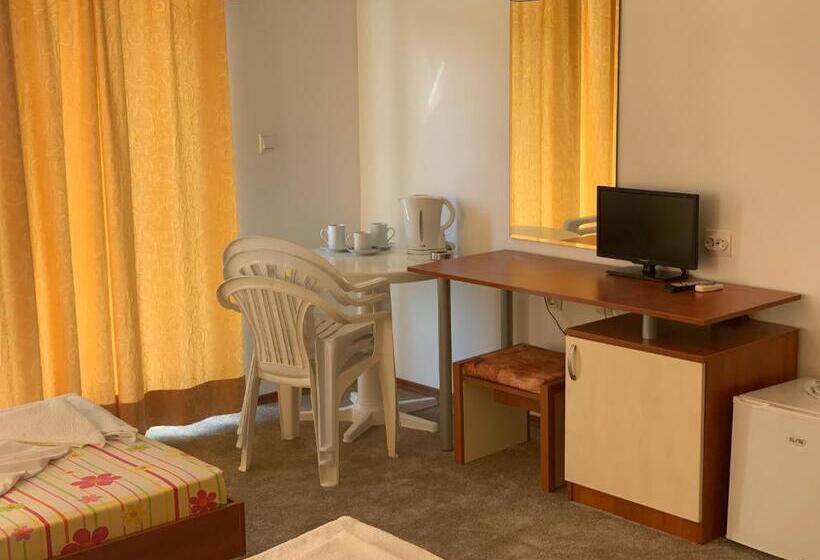 اتاق استاندارد سه تخته با بالکن, Lilia Guest House