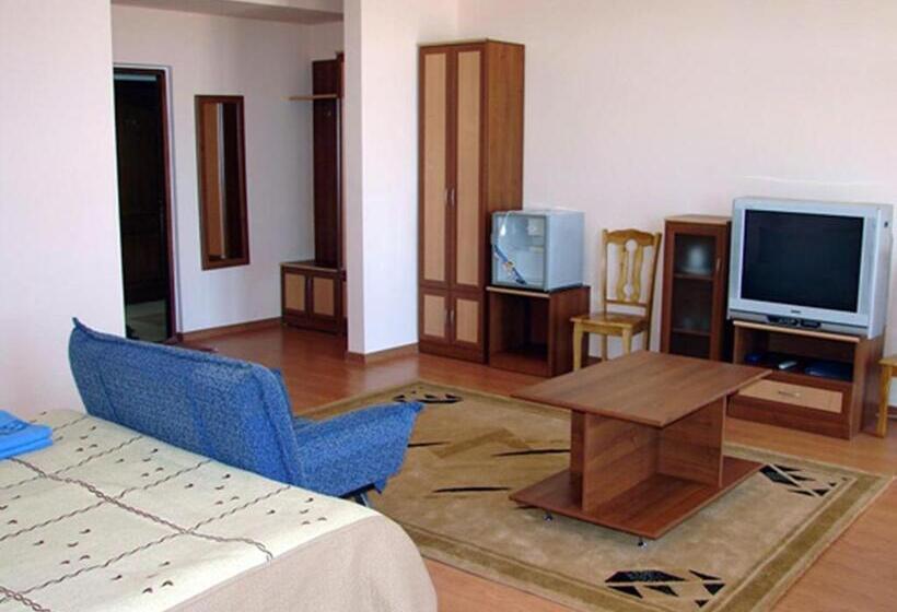سوییت جونیور راحتی, Tri Korony