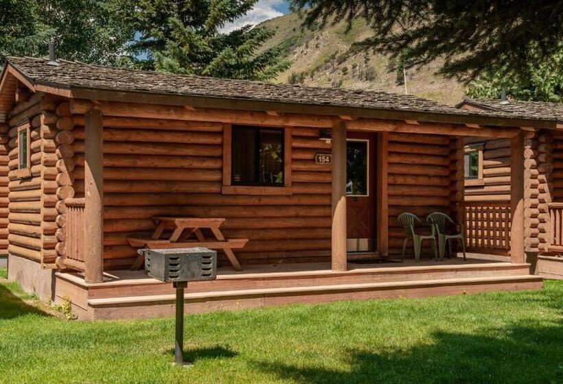 استودیوی استاندارد, Cowboy Village Resort