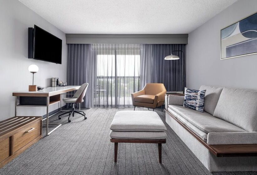 سوئیت با بالکن, Courtyard Austin South