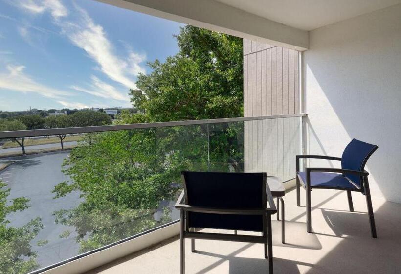 سوئیت با بالکن, Courtyard Austin South