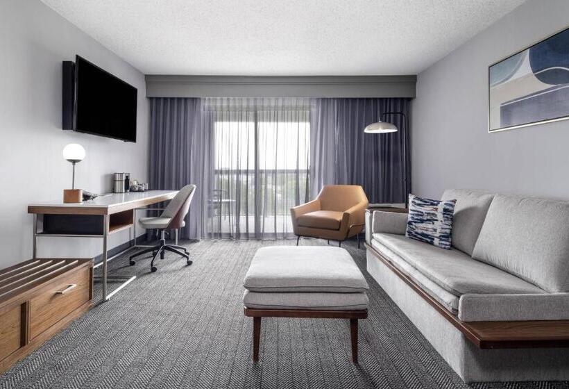 سوئیت با بالکن, Courtyard Austin South