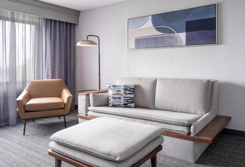 سوئیت با بالکن, Courtyard Austin South