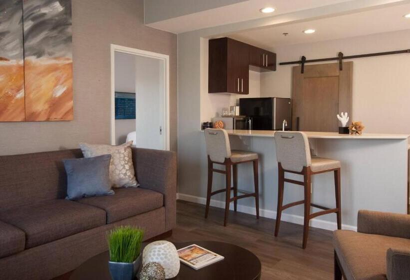 سوئیت با تخت بزرگ, Courtyard Charleston Waterfront