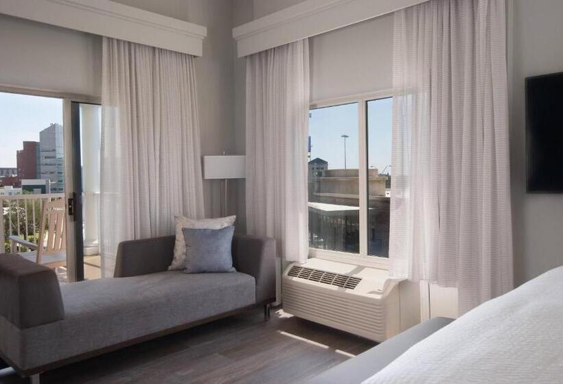 سوئیت با تخت بزرگ, Courtyard Charleston Waterfront