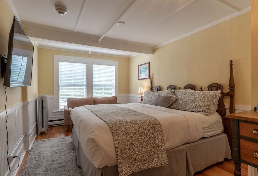 Standard Room Queen Size Bed, Cranmore Mountain Lodge Bed & Breakfast