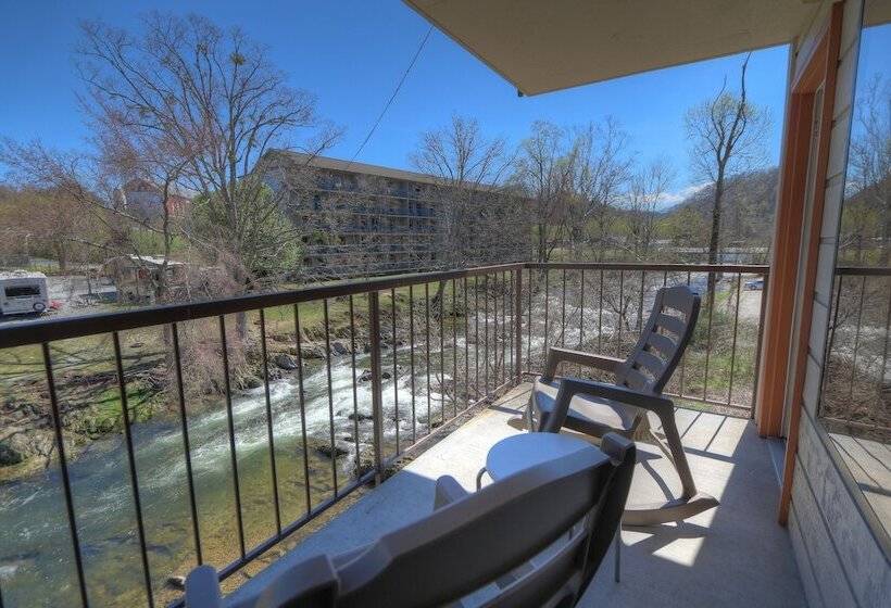 Standard Room 2 Double Beds, Creekstone Inn