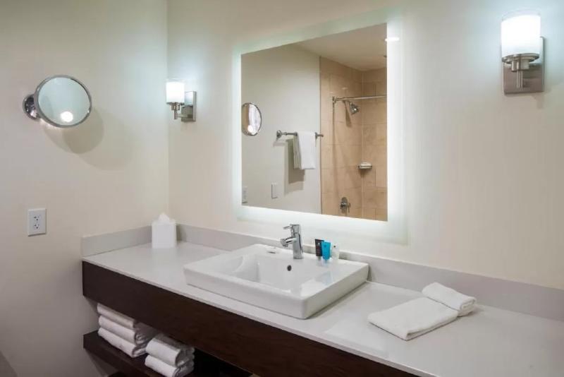 残疾人使用的带特大床的标准间, Crowne Plaza Springfield Convention Center, An Ihg