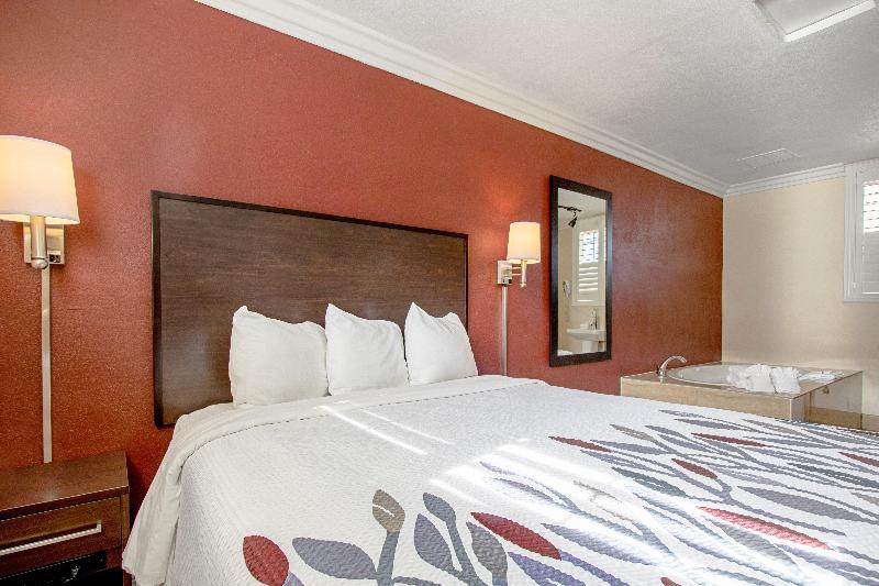 سوییت, Red Roof Inn & Suites Monterey