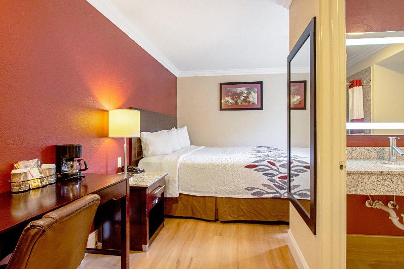 سوئیت با تخت بزرگ, Red Roof Inn & Suites Monterey