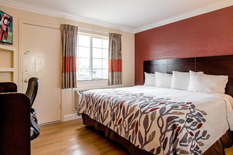 سوئیت با تخت بزرگ, Red Roof Inn & Suites Monterey