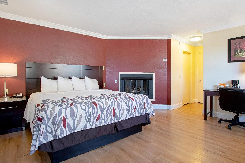 سوئیت با تخت بزرگ, Red Roof Inn & Suites Monterey