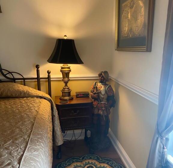 اتاق استاندارد با تخت بزرگ برای معلولان, The Cypress Inn
