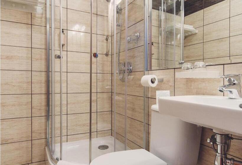 اتاق اکونومی یک تخته, Chmielna Warsaw