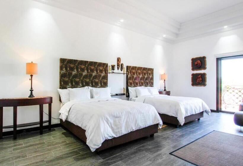 اتاق استاندارد چهارنفره با بالکن, Boutique Villa Toscana