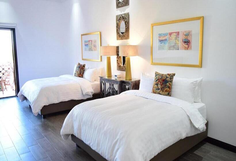اتاق استاندارد چهارنفره با بالکن, Boutique Villa Toscana