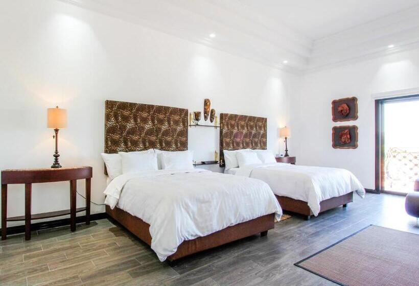 اتاق استاندارد چهارنفره با بالکن, Boutique Villa Toscana