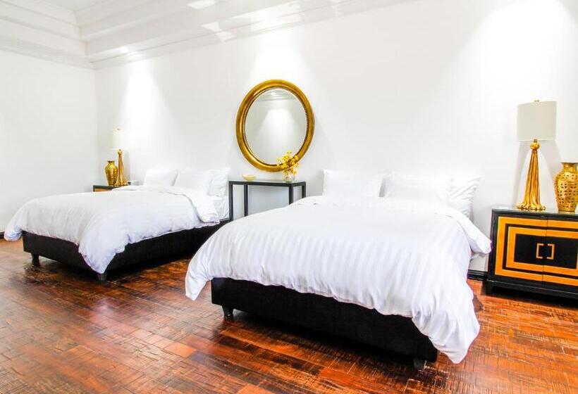 اتاق استاندارد چهارنفره با بالکن, Boutique Villa Toscana
