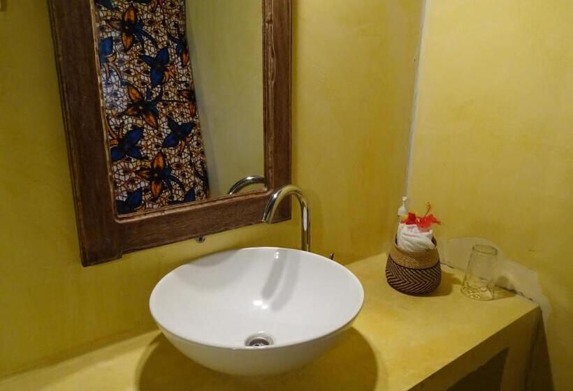 اتاق لوکس با بالکن و چشم‌انداز دریا, Jabar Lodge