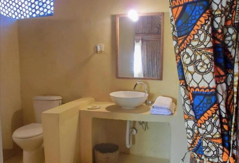 اتاق سه نفره دلوکس با چشم‌انداز دریا, Jabar Lodge