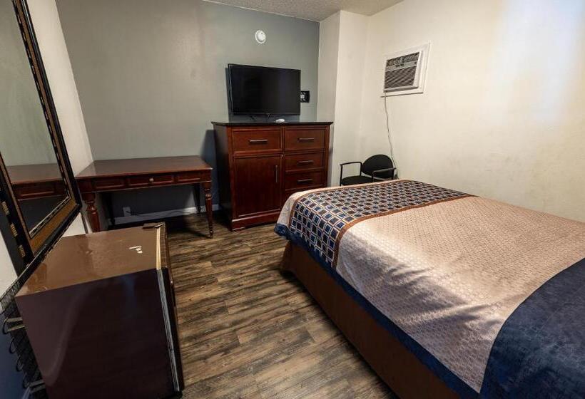 Standard Triple Room, American Inn & Suites Russellville