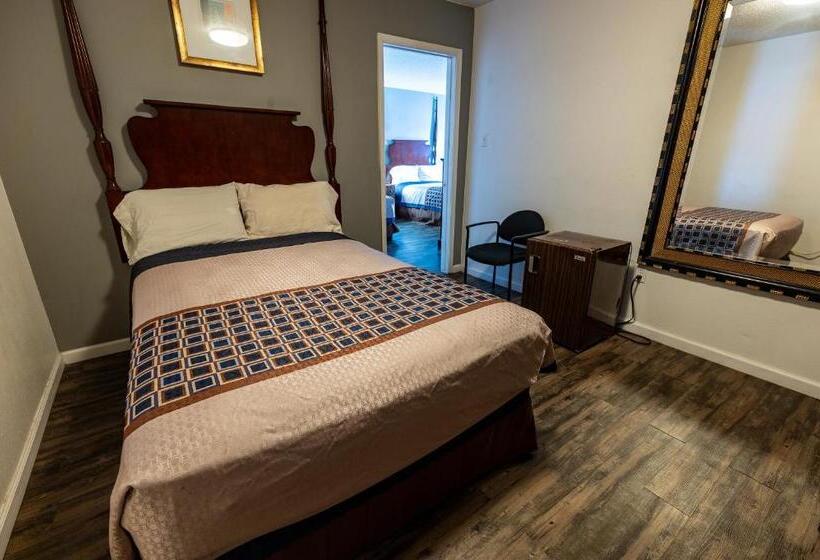 Standard Triple Room, American Inn & Suites Russellville