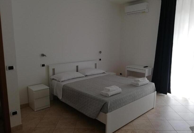اتاق استاندارد چهارنفره با بالکن, Domo Alghero Centro