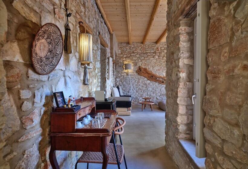 سوییت سینیور با چشم‌انداز دریا, Mythic Paros , Adults Only